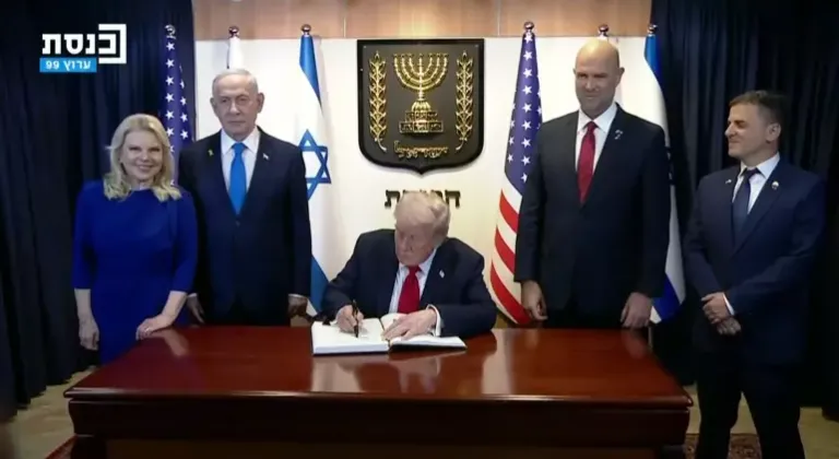 Trump, İsrail Meclisi’nde ziyaretçi defterini imzaladı