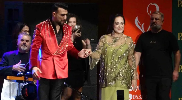 Türkan Şoray, ‘İyilik Korosu’ ile Mersin’de sanatseverlerle buluştu