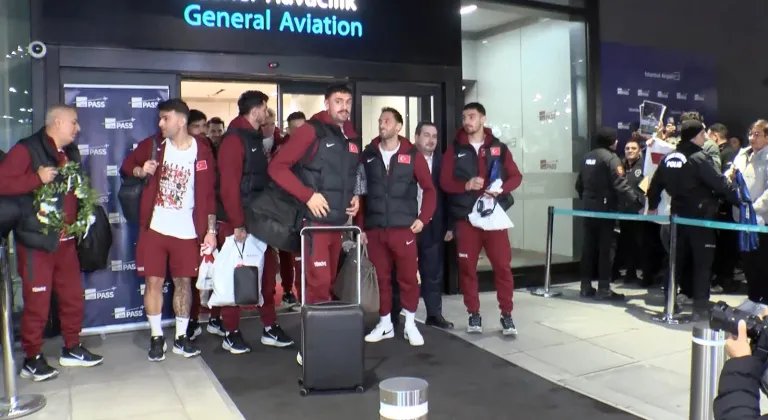 Türkiye A Milli Futbol Takımı galibiyet sonrası yurda döndü