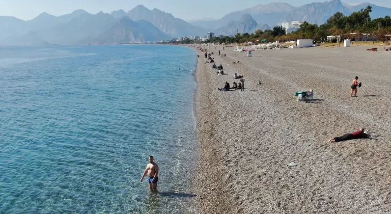Türkiye karla mücadele ederken Antalya’da deniz sefası