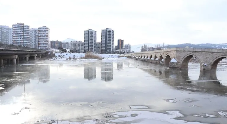 Türkiye’nin en uzun nehri Kızılırmak kısmen buz tuttu