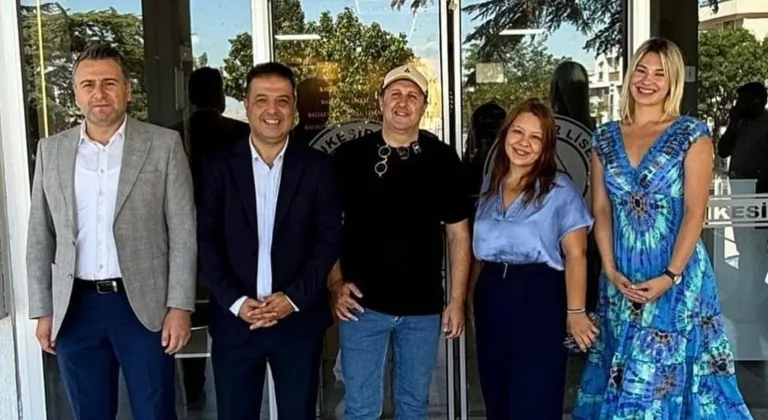 Ünlü oyuncu İlker Ayrık mezun olduğu Balıkesir Lisesi’ni ziyaret etti