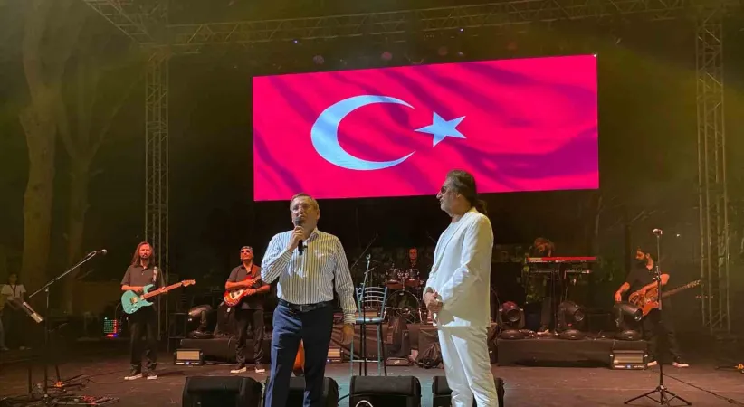 Ünlü popçu Çelik Ayvalık’ı salladı