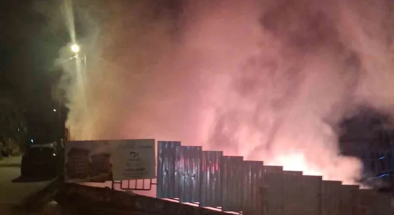 Üsküdar’da şantiyede işçilerin kaldığı konteynerlerde yangın