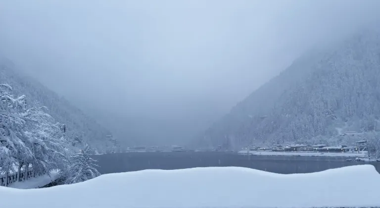 Uzungöl'de kar kalınlığı 1 metreyi aştı