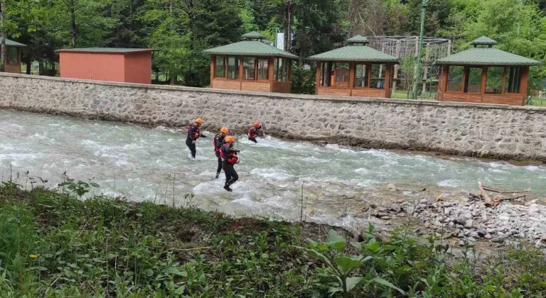 Uzungöl’de dereye düşüp kaybolan Suudi çocuğu arama çalışmaları sürüyor