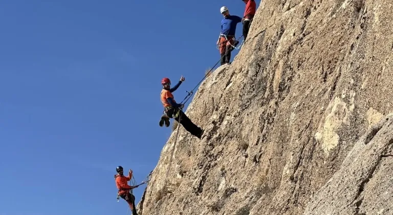 Van’da ilk kez çok ip boylu kaya tırmanışı eğitimi verildi