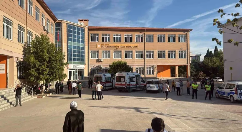 Manisa'da veliler silah seslerinin yükseldiği okula akın etti