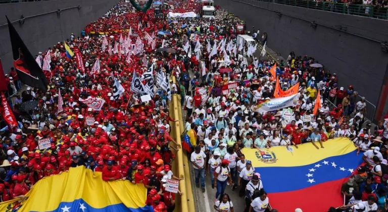 Venezuelalılar ABD yaptırımlarının kaldırılması için yürüyüş başlattı