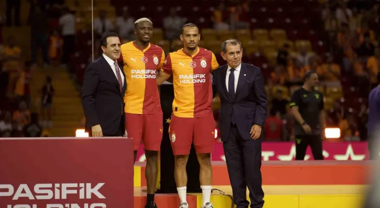 Stadyumda Victor Osimhen ve Leroy Sane için imza töreni düzenlendi