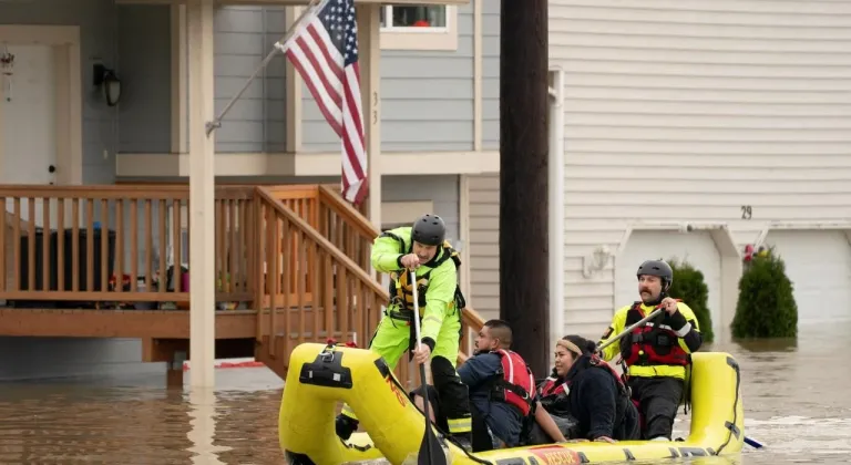 Washington’daki selde mahsur kalanlar helikopter ve teknelerle kurtarıldı