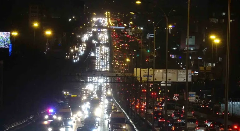 Yarıyıl tatilinin ardından D-100’deki trafik yoğunluğu havadan görüntülendi
