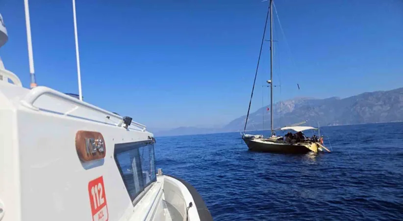 Yelkenli teknede 16’sı çocuk 64 düzensiz göçmen yakalandı