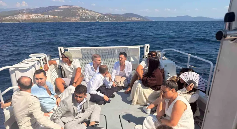 Yelkenli teknede düzensiz göçmenler ve yabancı uyruklu 2 göçmen kaçakçısı yakalandı