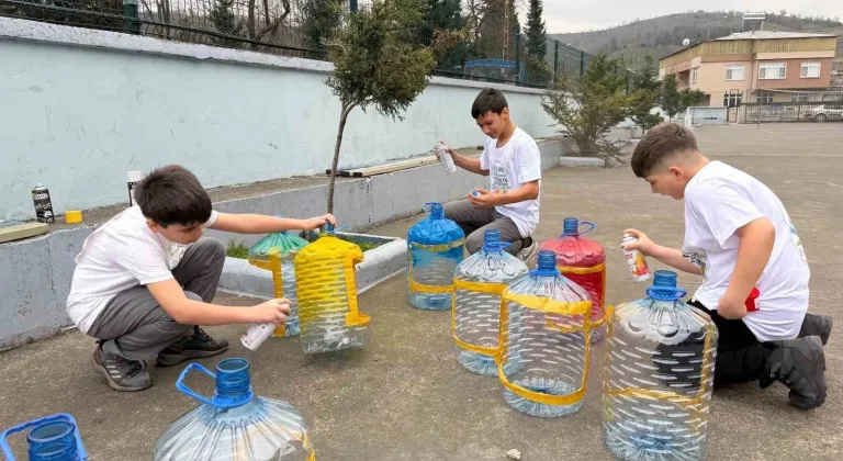 Öğrenciler yemek artıklarını sokak hayvanları için mamaya dönüştürüyor