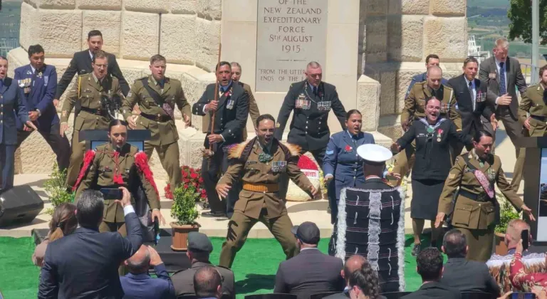 Yeni Zelanda askerleri, atalarını ’haka’ dansıyla andı