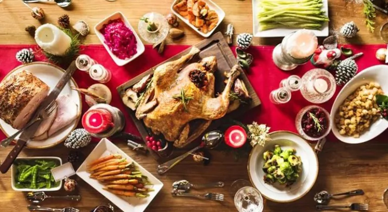 Yılbaşı akşamında yemek yerken pişman etmeyecek 10 altın kural nedir?