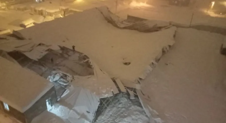 Yüksekova’da yoğun kar nedeniyle halı sahanın çatısı çöktü