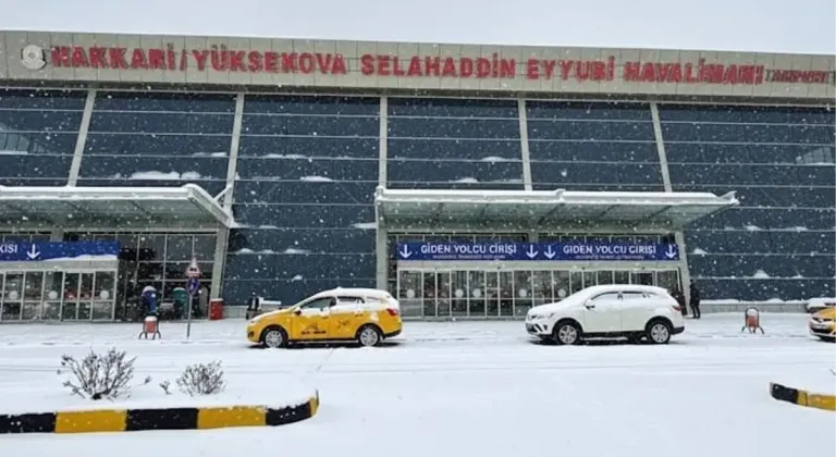 Yüksekova’da yoğun kar yağışı uçak seferlerini durdurdu
