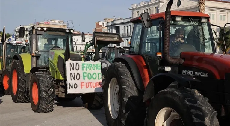 Yunanistan’da çiftçiler Volos Limanı’nı ulaşıma kapattı