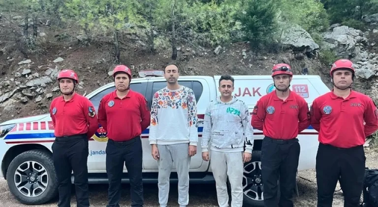 Antalya'da yürüyüş sırasında kaybolan 2 genç, 15 saat sonra JAK timleri tarafından bulundu