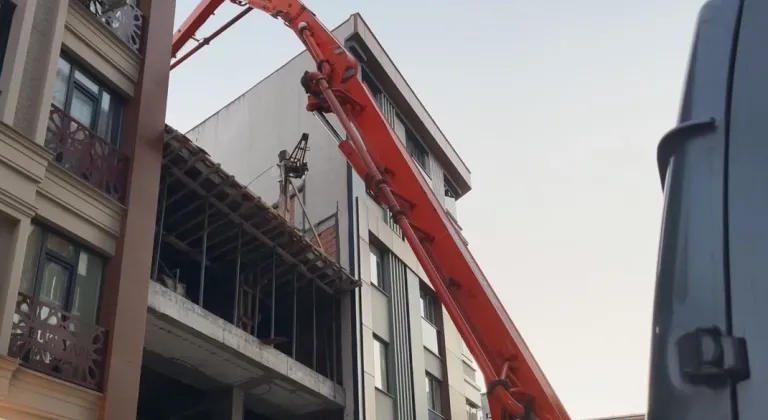 Zeytinburnu’nda beton dökme çalışması sırasında yan binanın duvarı çöktü