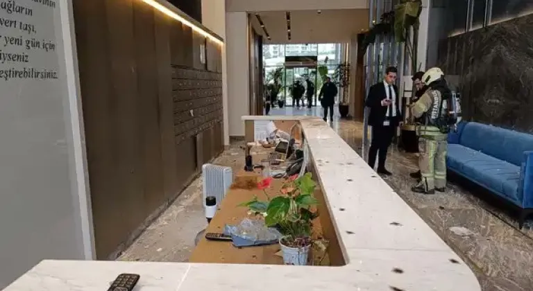 Zeytinburnu’nda siteye bırakılan kargo paketi patladı: 2 yaralı