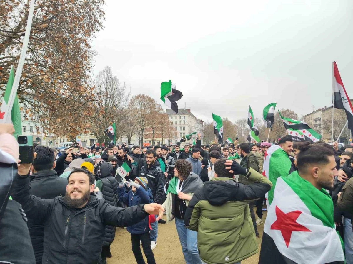 Berlin’de Esad rejiminin devrilmesi kutlandı | Popüler Gazete - Türkiye'nin en popüler internet gazetesi!