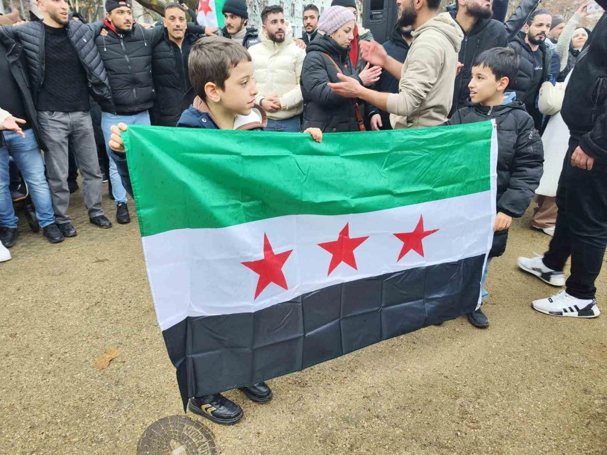 Berlin’de Esad rejiminin devrilmesi kutlandı | Popüler Gazete - Türkiye'nin en popüler internet gazetesi!