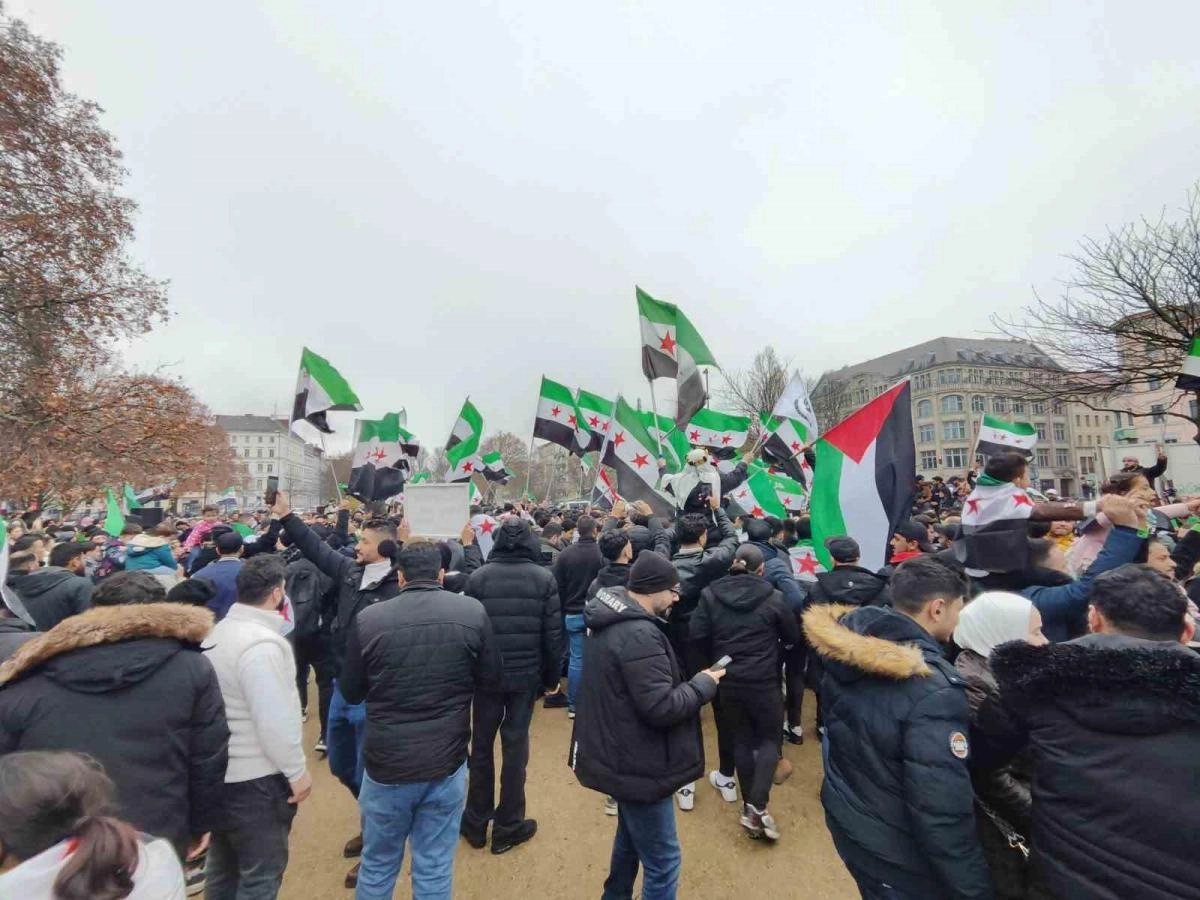 Berlin’de Esad rejiminin devrilmesi kutlandı | Popüler Gazete - Türkiye'nin en popüler internet gazetesi!