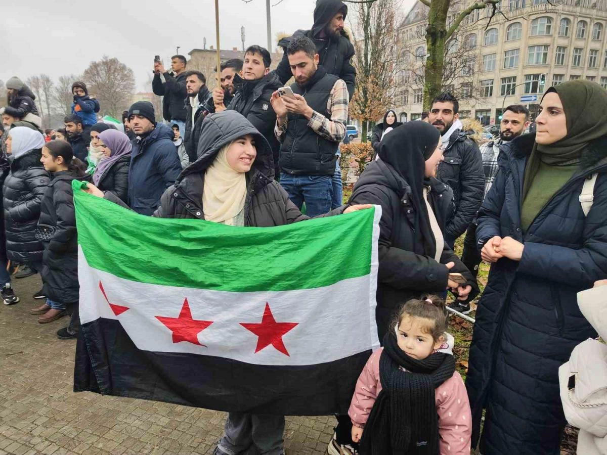 Berlin’de Esad rejiminin devrilmesi kutlandı | Popüler Gazete - Türkiye'nin en popüler internet gazetesi!
