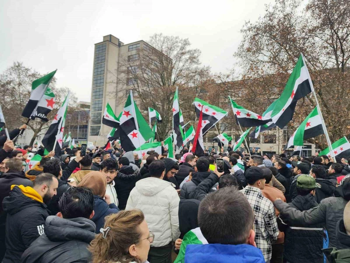 Berlin’de Esad rejiminin devrilmesi kutlandı | Popüler Gazete - Türkiye'nin en popüler internet gazetesi!