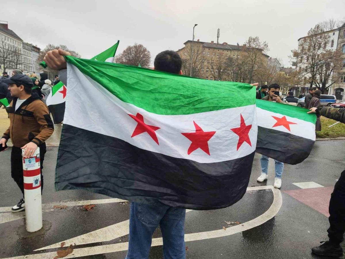Berlin’de Esad rejiminin devrilmesi kutlandı | Popüler Gazete - Türkiye'nin en popüler internet gazetesi!