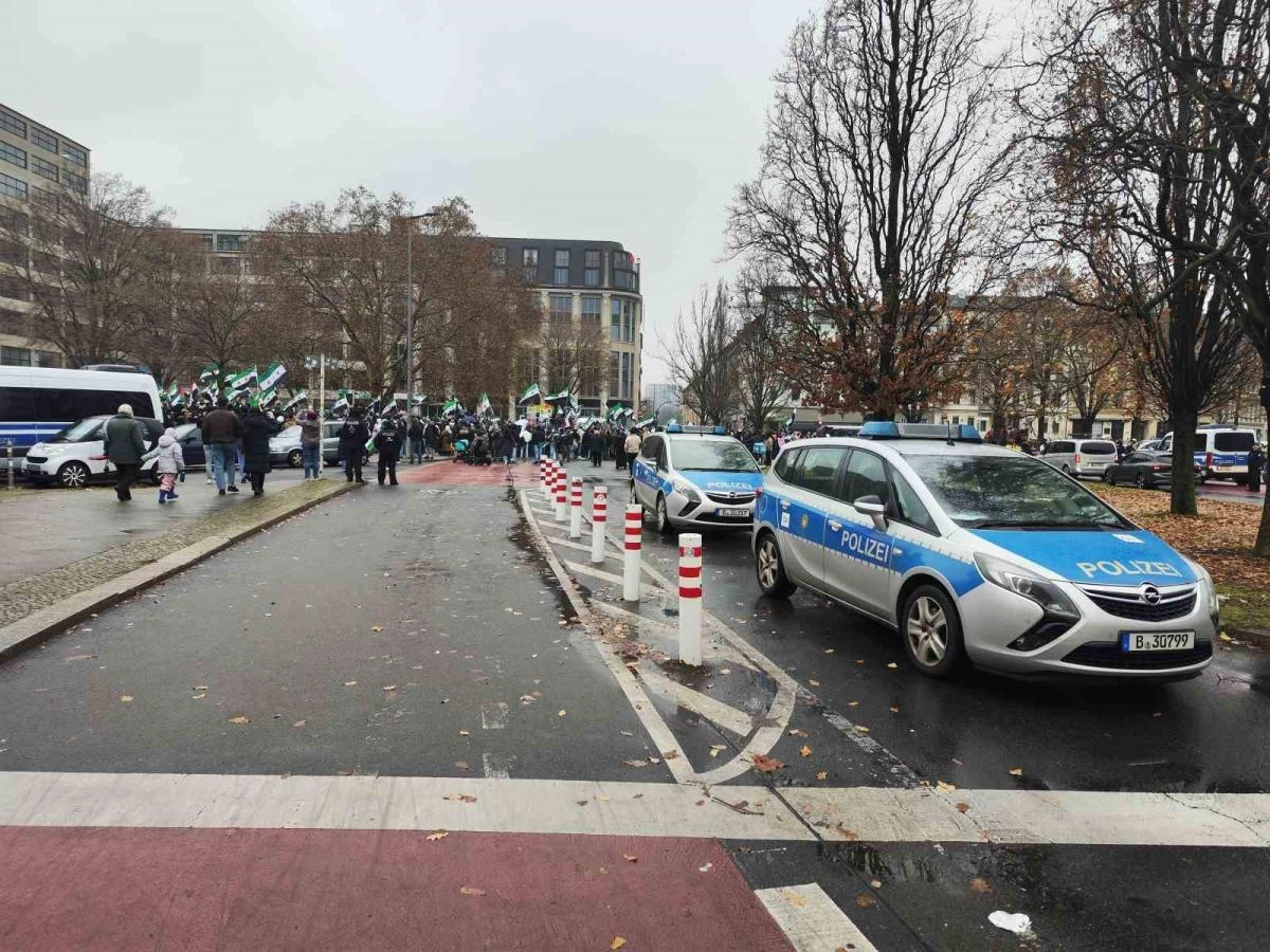 Berlin’de Esad rejiminin devrilmesi kutlandı | Popüler Gazete - Türkiye'nin en popüler internet gazetesi!