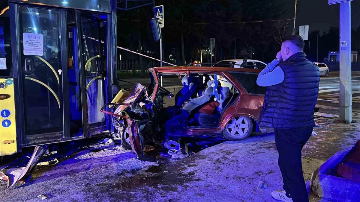 Eyüpsultan'da Tofaş ve İETT Otobüsü Çarpıştı: 2 Kişi Ağır Yaralandı | Popüler Gazete - Türkiye'nin en popüler internet gazetesi!