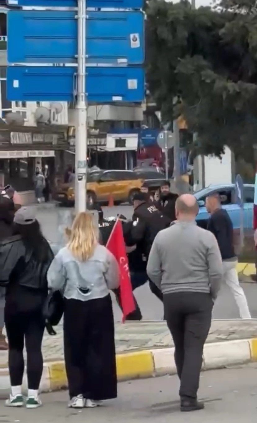 Maltepe’de düzenlenen miting sonrası dağılan grup Espressolab’a saldırdı | Popüler Gazete - Türkiye'nin en popüler internet gazetesi!
