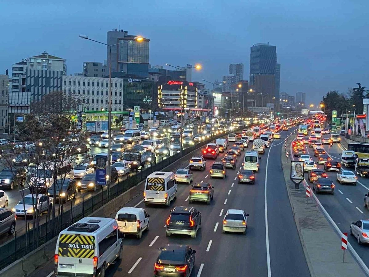 İstanbul’da trafik yoğunluğu yüzde 90’a ulaştı | Popüler Gazete - Haber, Son Dakika Haberler, Popüler Gündem