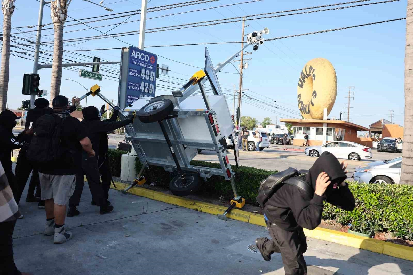 Los Angeles’taki göçmen protestolarına karşı 2 bin Ulusal Muhafız görevlendirildi | Popüler Gazete - Türkiye'nin en popüler internet gazetesi!