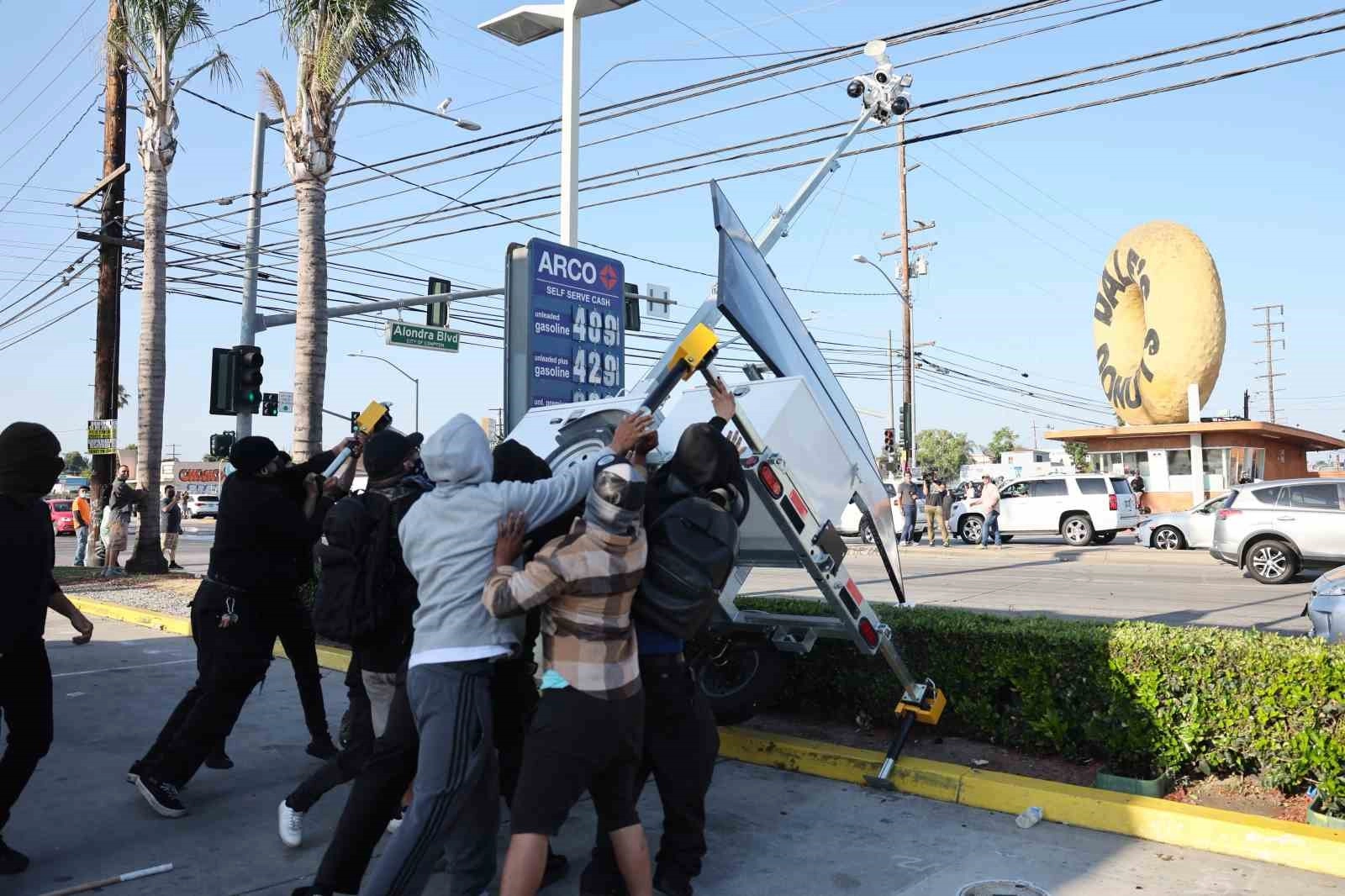 Los Angeles’taki göçmen protestolarına karşı 2 bin Ulusal Muhafız görevlendirildi | Popüler Gazete - Türkiye'nin en popüler internet gazetesi!