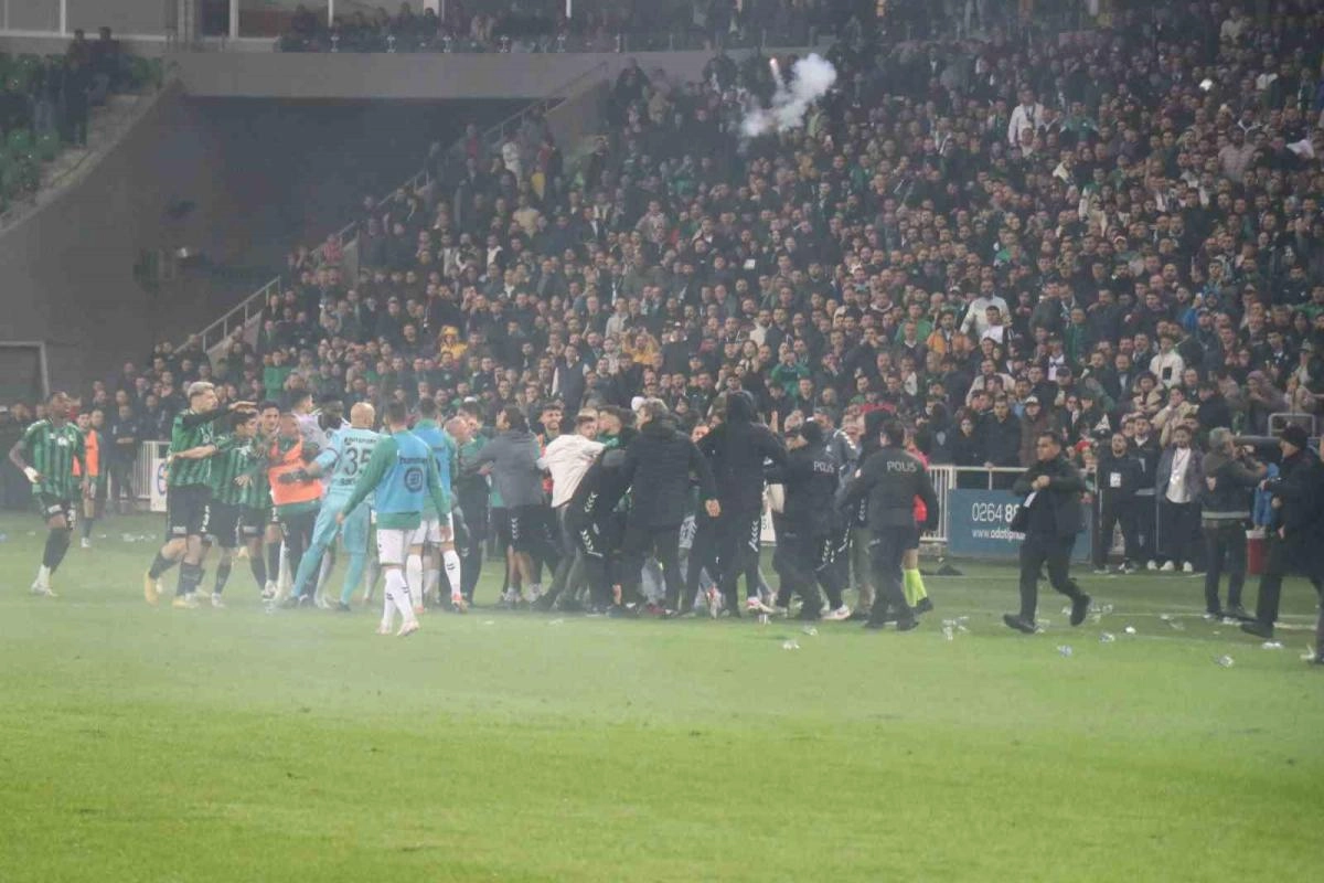 Sakaryaspor-Kocaelispor Derbisinde Mağlubiyetin Ardından Saha Karıştı | Popüler Gazete - Haber, Son Dakika Haberler, Popüler Gündem