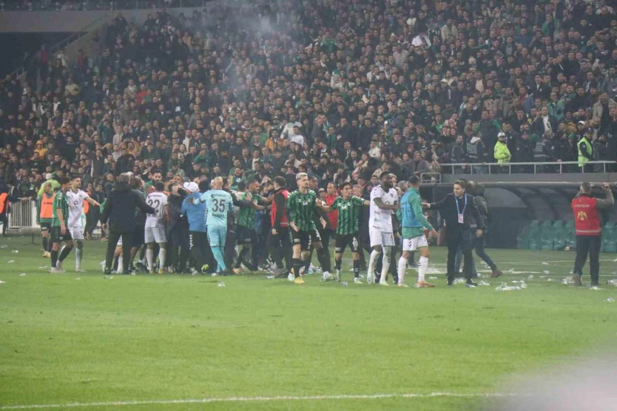 Sakaryaspor-Kocaelispor Derbisinde Mağlubiyetin Ardından Saha Karıştı | Popüler Gazete - Haber, Son Dakika Haberler, Popüler Gündem