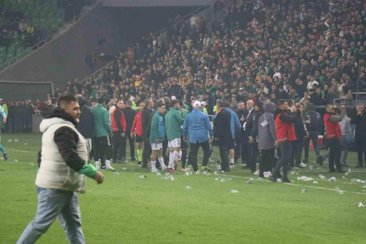 Sakaryaspor-Kocaelispor Derbisinde Mağlubiyetin Ardından Saha Karıştı | Popüler Gazete - Haber, Son Dakika Haberler, Popüler Gündem