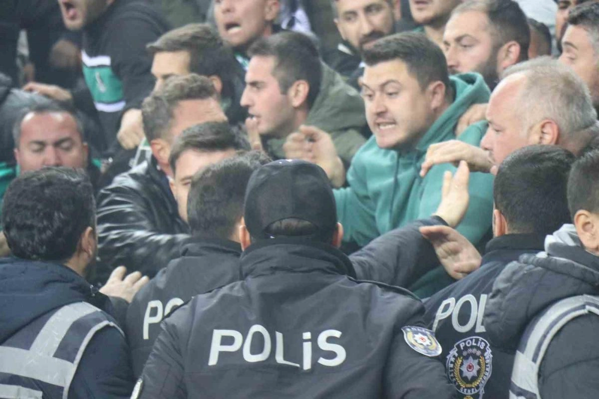 Sakaryaspor-Kocaelispor Derbisinde Mağlubiyetin Ardından Saha Karıştı | Popüler Gazete - Haber, Son Dakika Haberler, Popüler Gündem