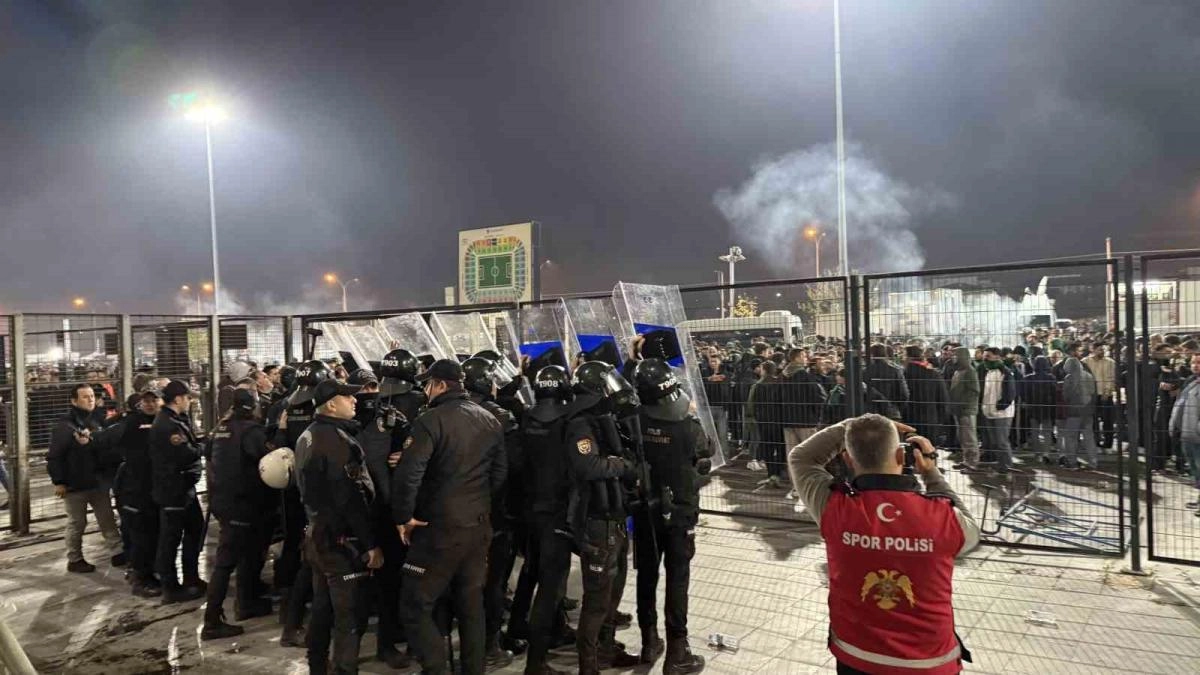 Sakaryaspor-Kocaelispor Derbisinde Mağlubiyetin Ardından Saha Karıştı | Popüler Gazete - Haber, Son Dakika Haberler, Popüler Gündem