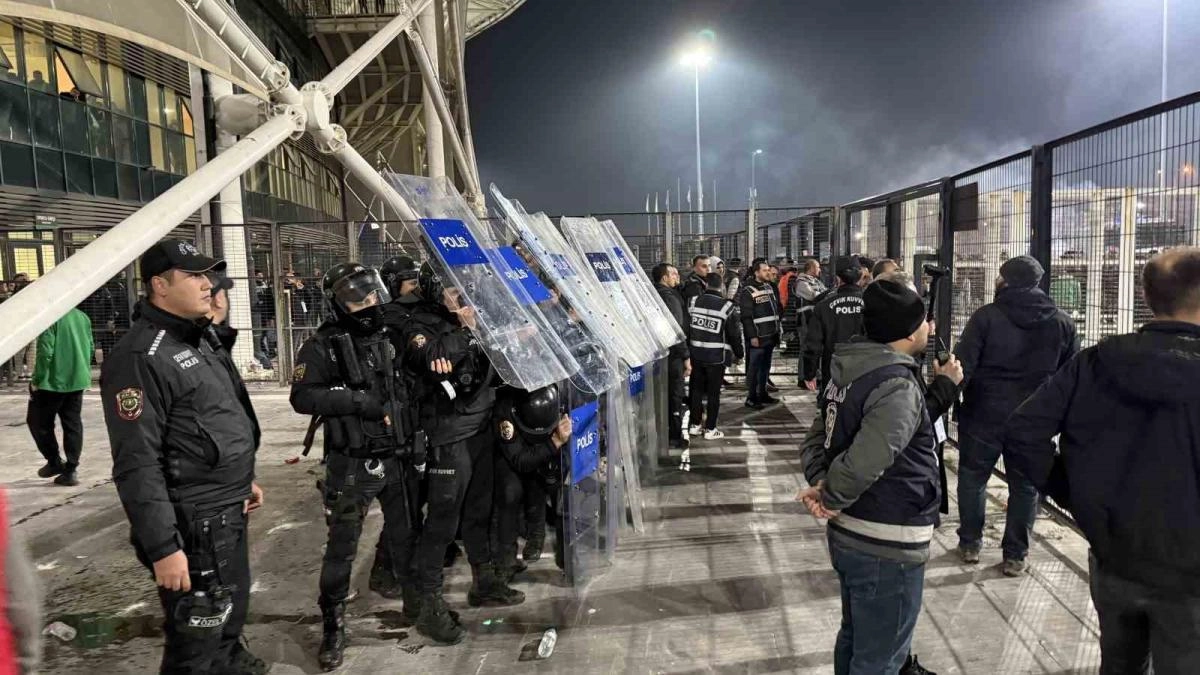 Sakaryaspor-Kocaelispor Derbisinde Mağlubiyetin Ardından Saha Karıştı | Popüler Gazete - Haber, Son Dakika Haberler, Popüler Gündem