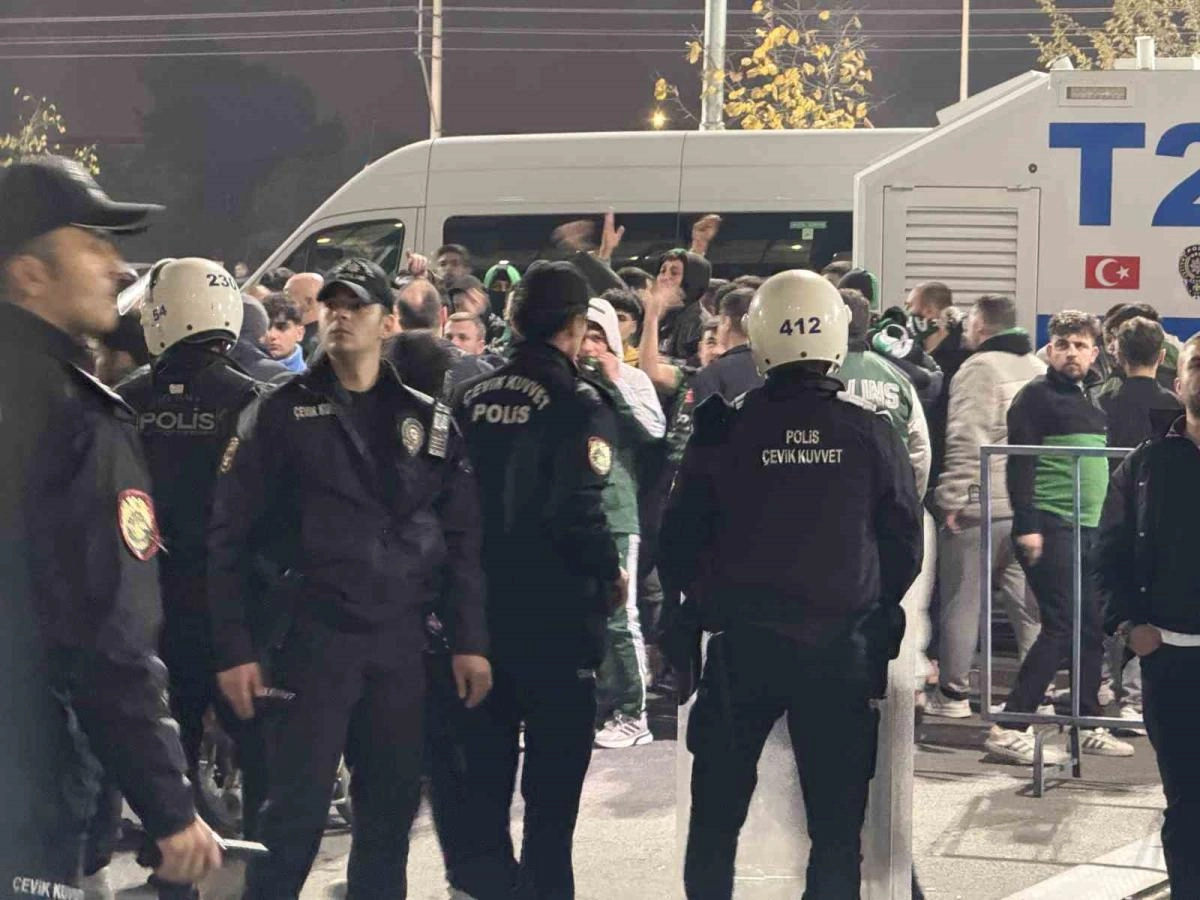 Sakaryaspor-Kocaelispor Derbisinde Mağlubiyetin Ardından Saha Karıştı | Popüler Gazete - Haber, Son Dakika Haberler, Popüler Gündem