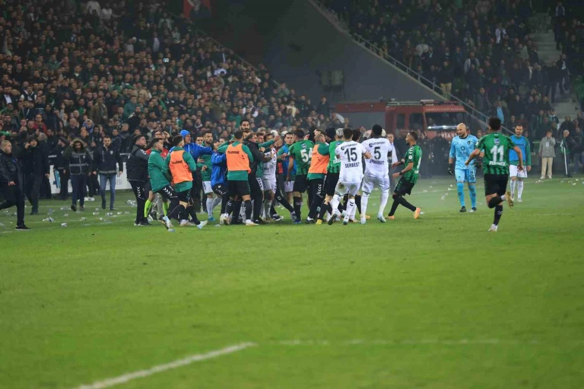 Sakaryaspor-Kocaelispor Derbisinde Mağlubiyetin Ardından Saha Karıştı | Popüler Gazete - Haber, Son Dakika Haberler, Popüler Gündem