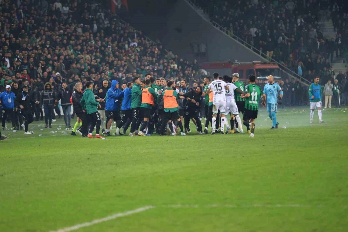 Sakaryaspor-Kocaelispor Derbisinde Mağlubiyetin Ardından Saha Karıştı | Popüler Gazete - Haber, Son Dakika Haberler, Popüler Gündem