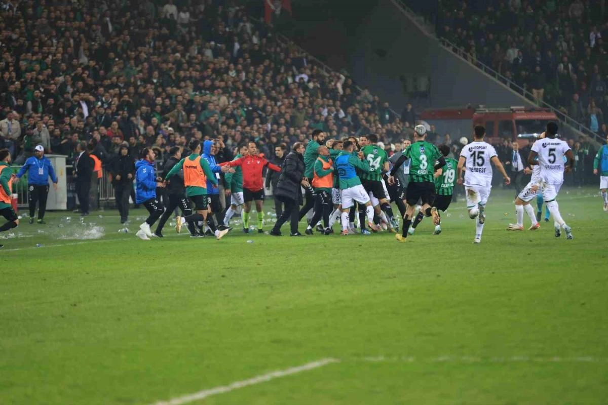 Sakaryaspor-Kocaelispor Derbisinde Mağlubiyetin Ardından Saha Karıştı | Popüler Gazete - Haber, Son Dakika Haberler, Popüler Gündem
